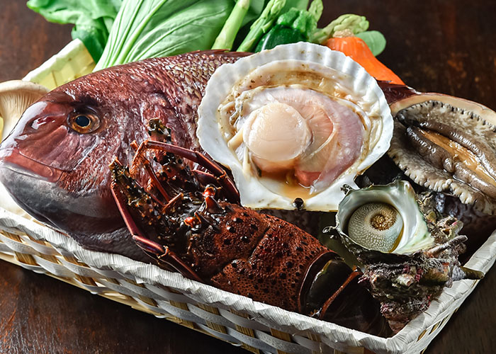 調理前の新鮮な魚や貝や伊勢海老